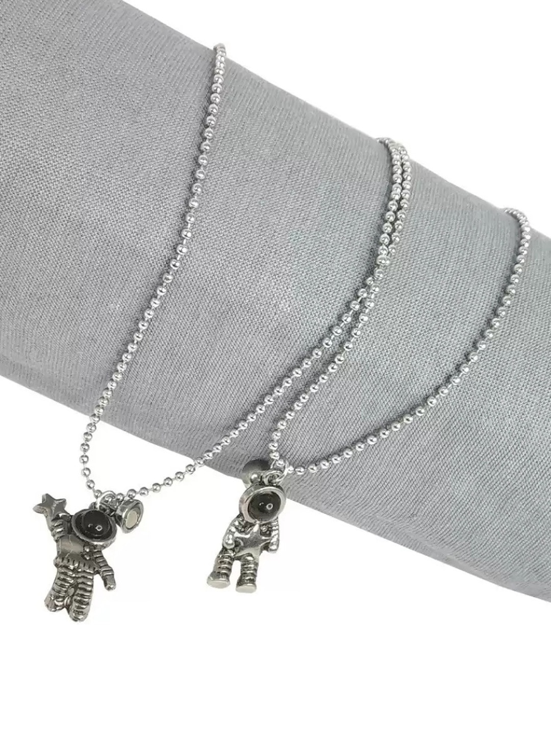 

MEENAZ Set Of 2 Silver-Plated Couples magnetic Pendant