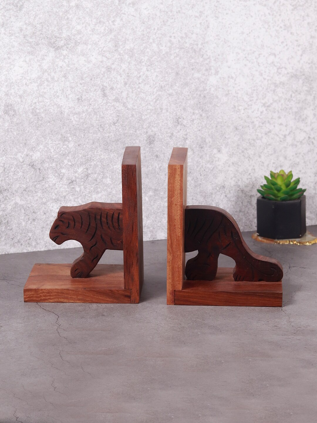 

Unravel India Brown Wooden Textured Tiger Motif Figurine Book Holder