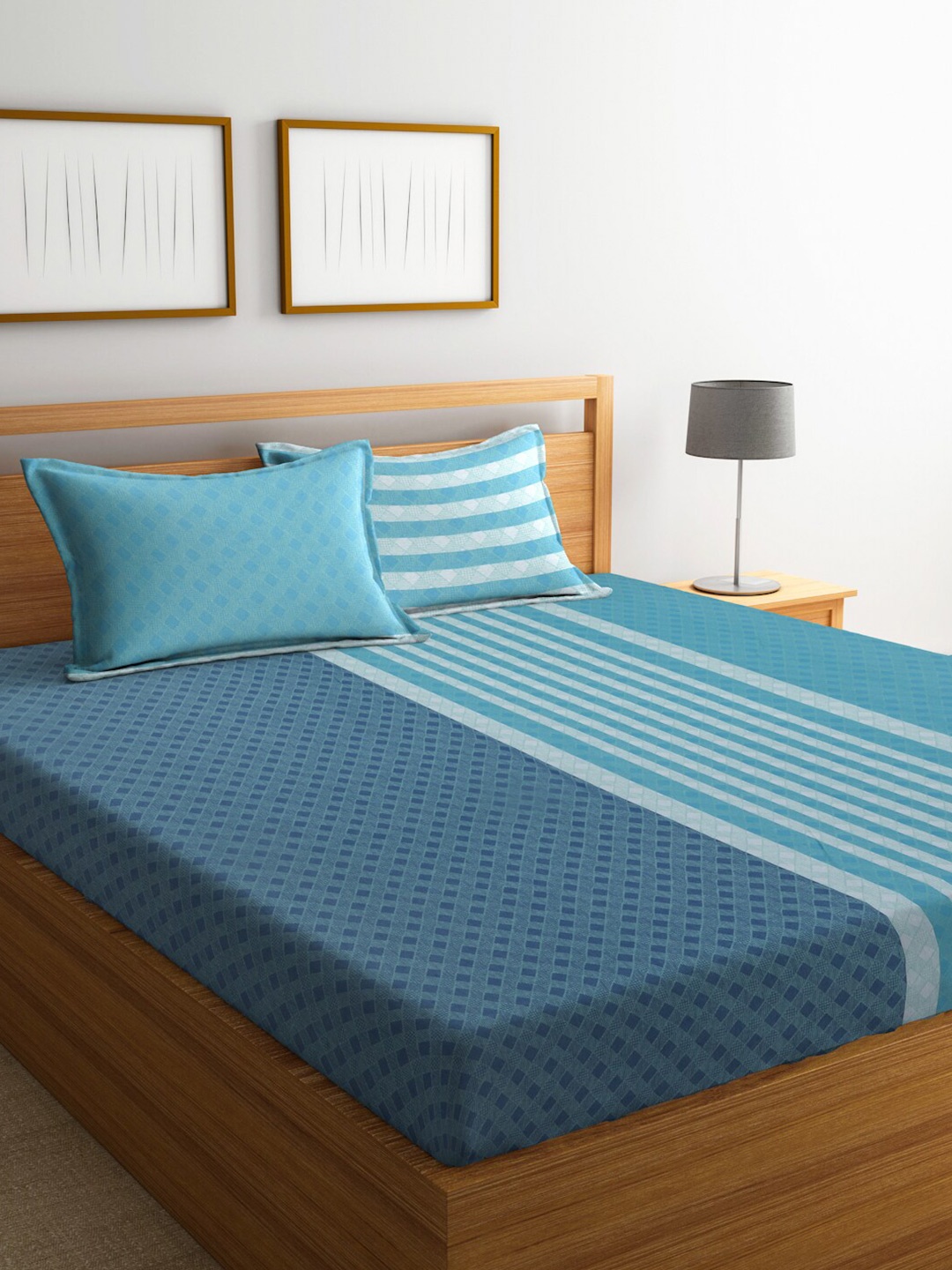 

Arrabi Blue & Turquoise Blue Geometric Polycotton 300 TC King Bedsheet & 2 Pillow Covers