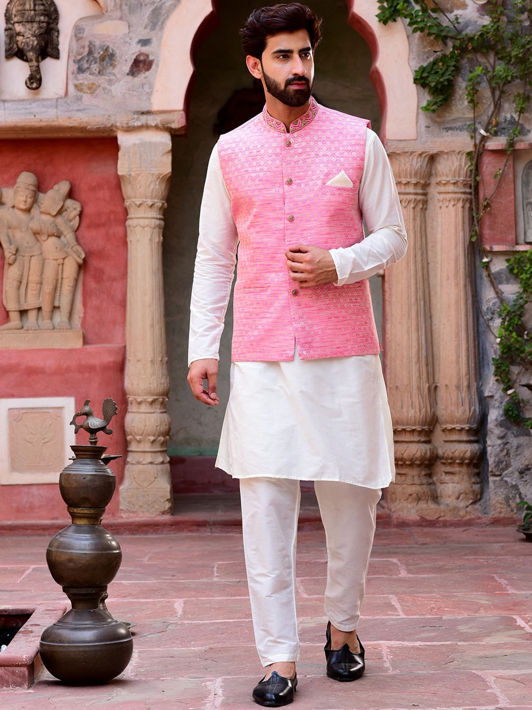

HOUSE OF DEYANN Regular Kurta With Pyjamas & Nehru Jacket, Pink