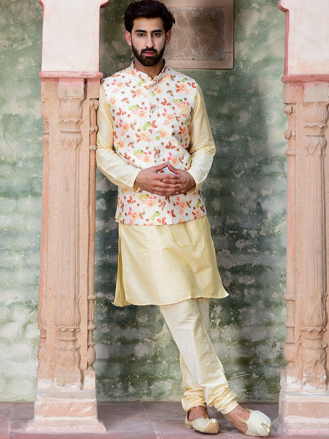 

HOUSE OF DEYANN Regular Kurta With Pyjamas & Nehru Jacket, Off white