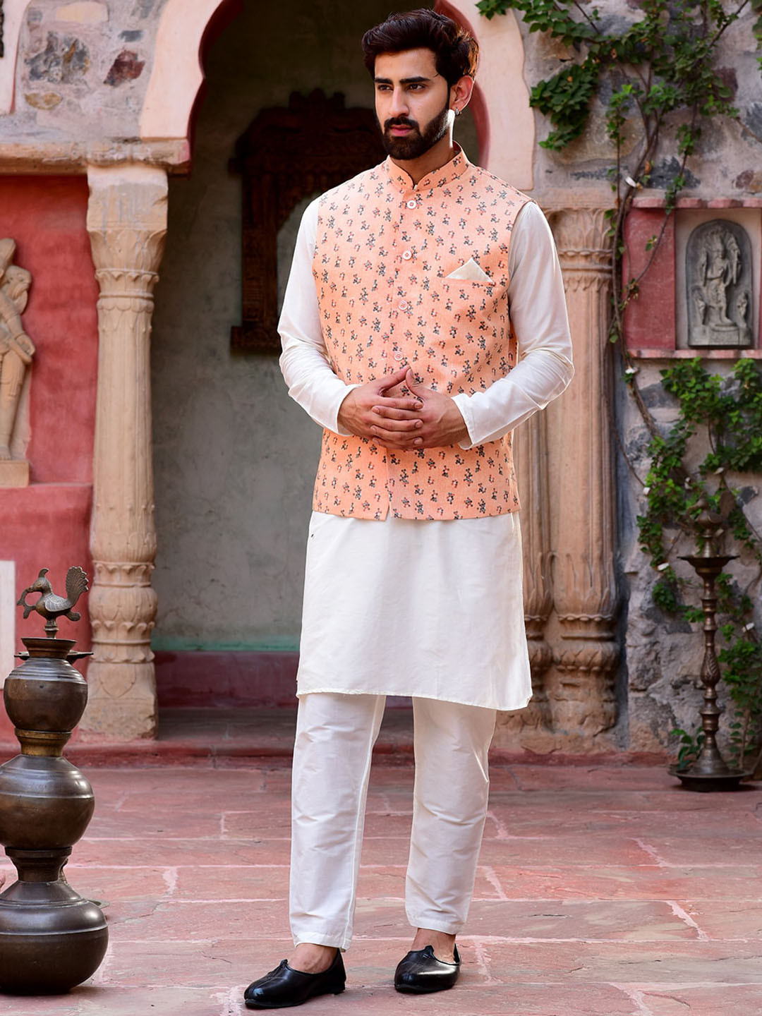 

HOUSE OF DEYANN Regular Kurta With Pyjamas & Nehru Jacket, Peach