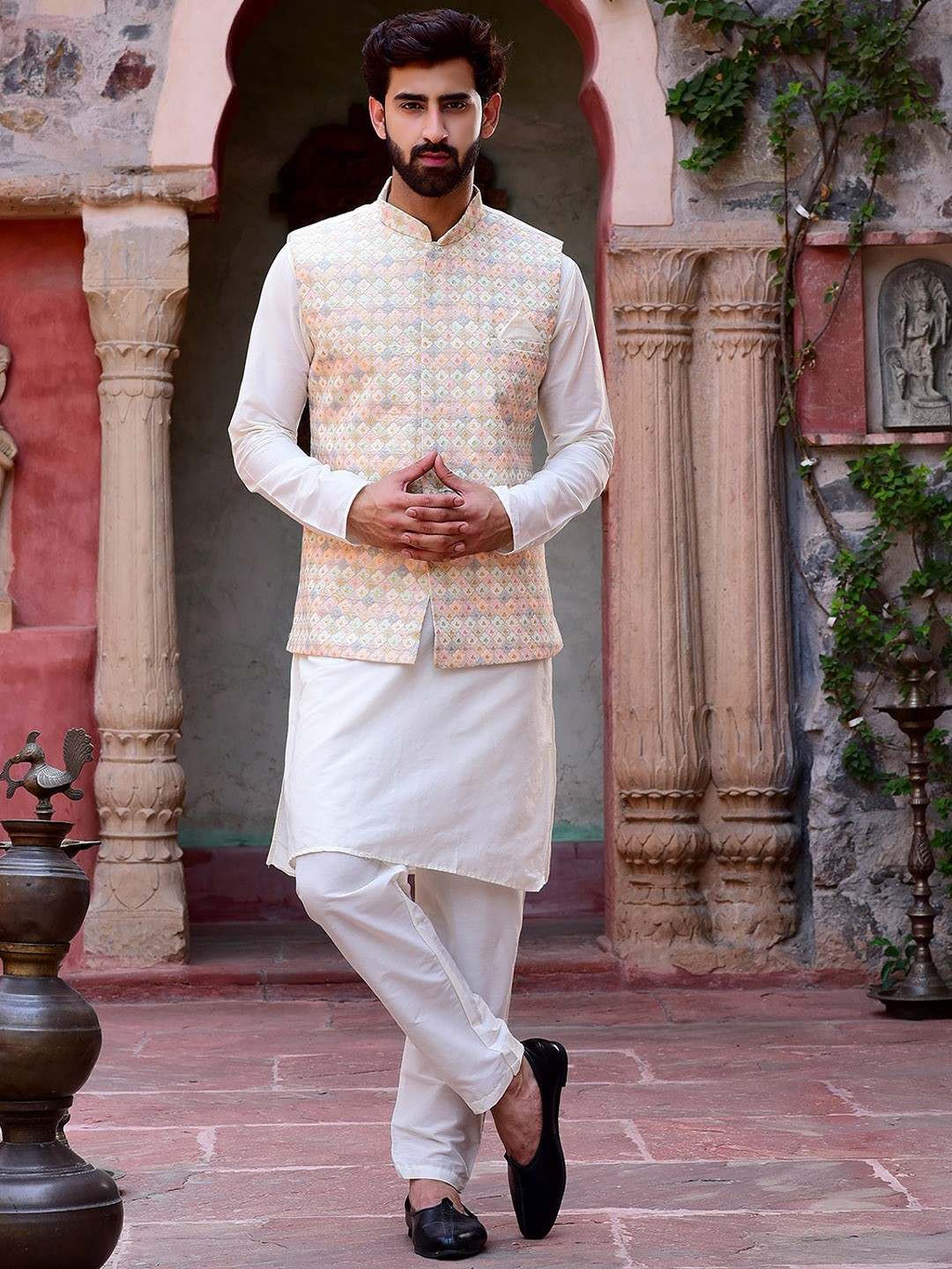 

HOUSE OF DEYANN Regular Kurta with Pyjamas & Nehru Jacket, Off white