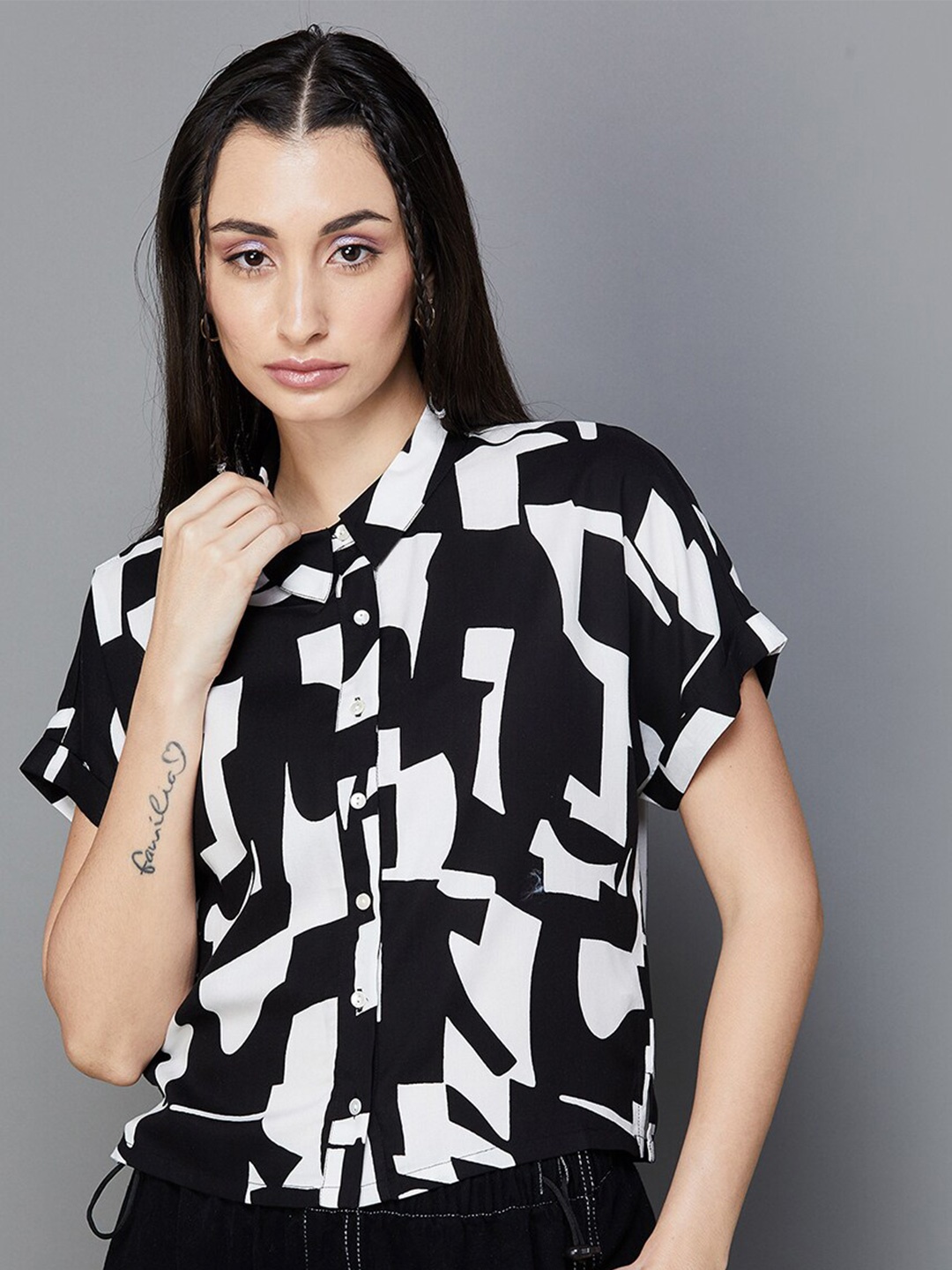 

Ginger by Lifestyle Abstract Printed Extended Sleeves Shirt Style Top, Black