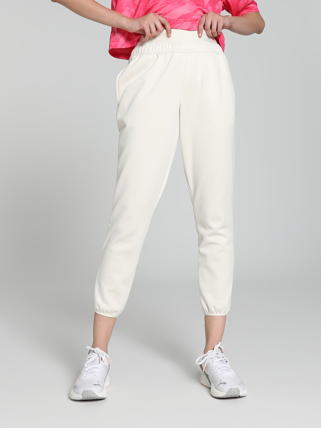 

Puma Strong PWRFLEECE Women Relaxed Fit Warmcell Training or Gym Jogger, Off white