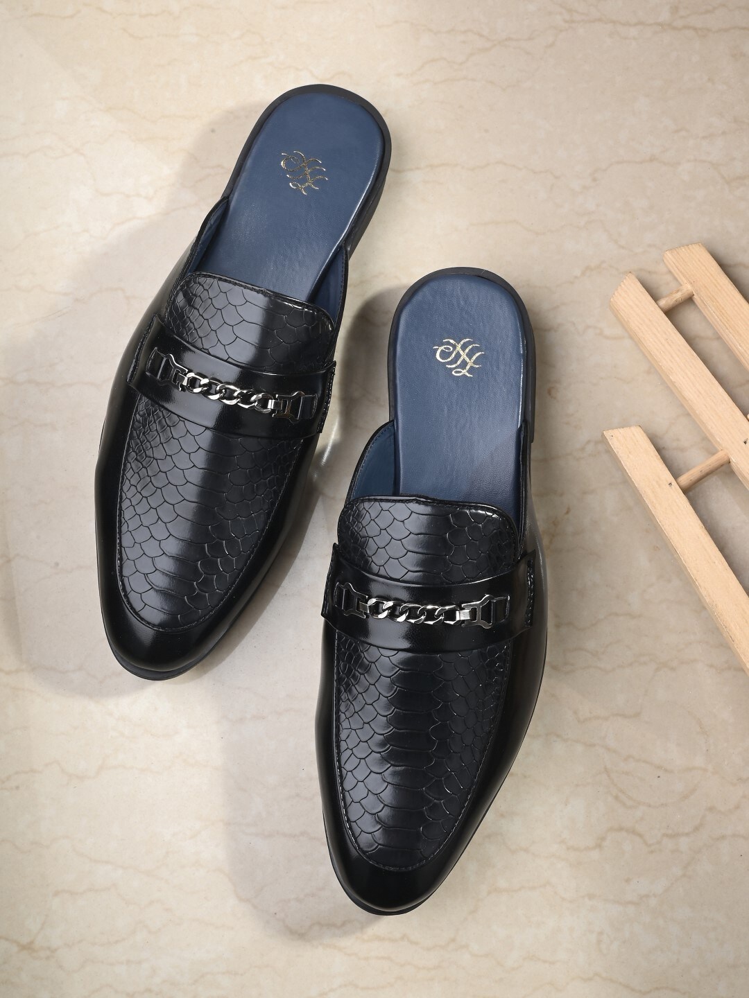 

House of Pataudi Textured Shoe-Style Sandals, Black
