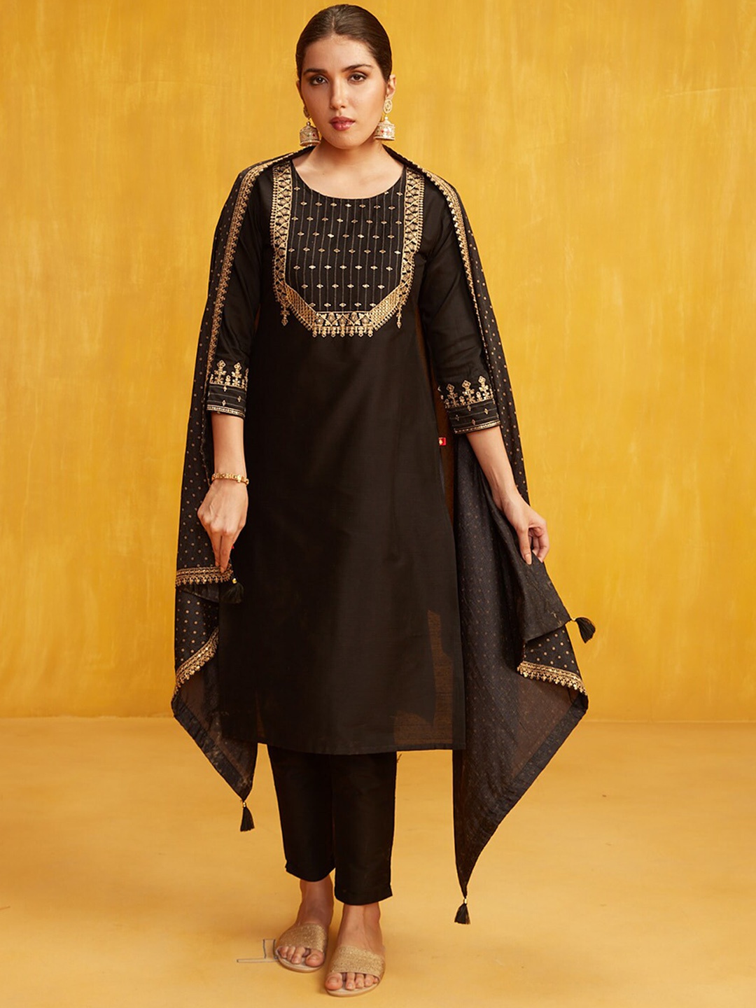 

Span Paisley Embroidered Round Neck Kurta, Black
