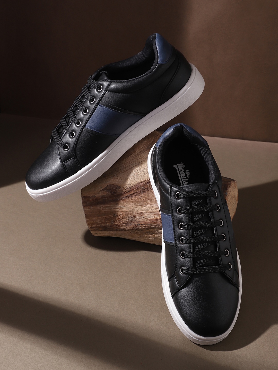 

Roadster Women Round Toe Sneakers, Black