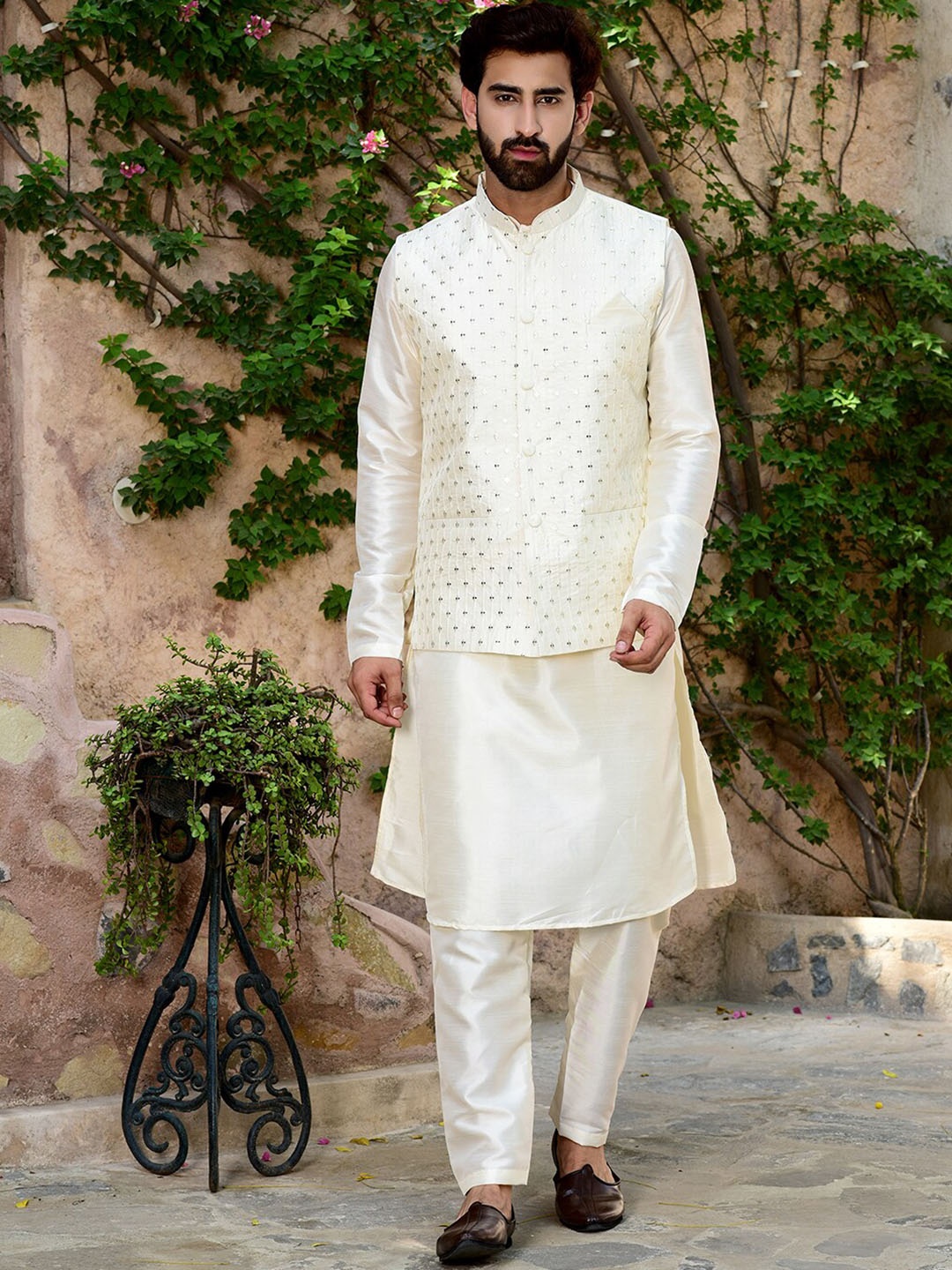 

HOUSE OF DEYANN Mandarin Collar Sequinned Regular Kurta & Pyjamas With Nehru jacket, Off white