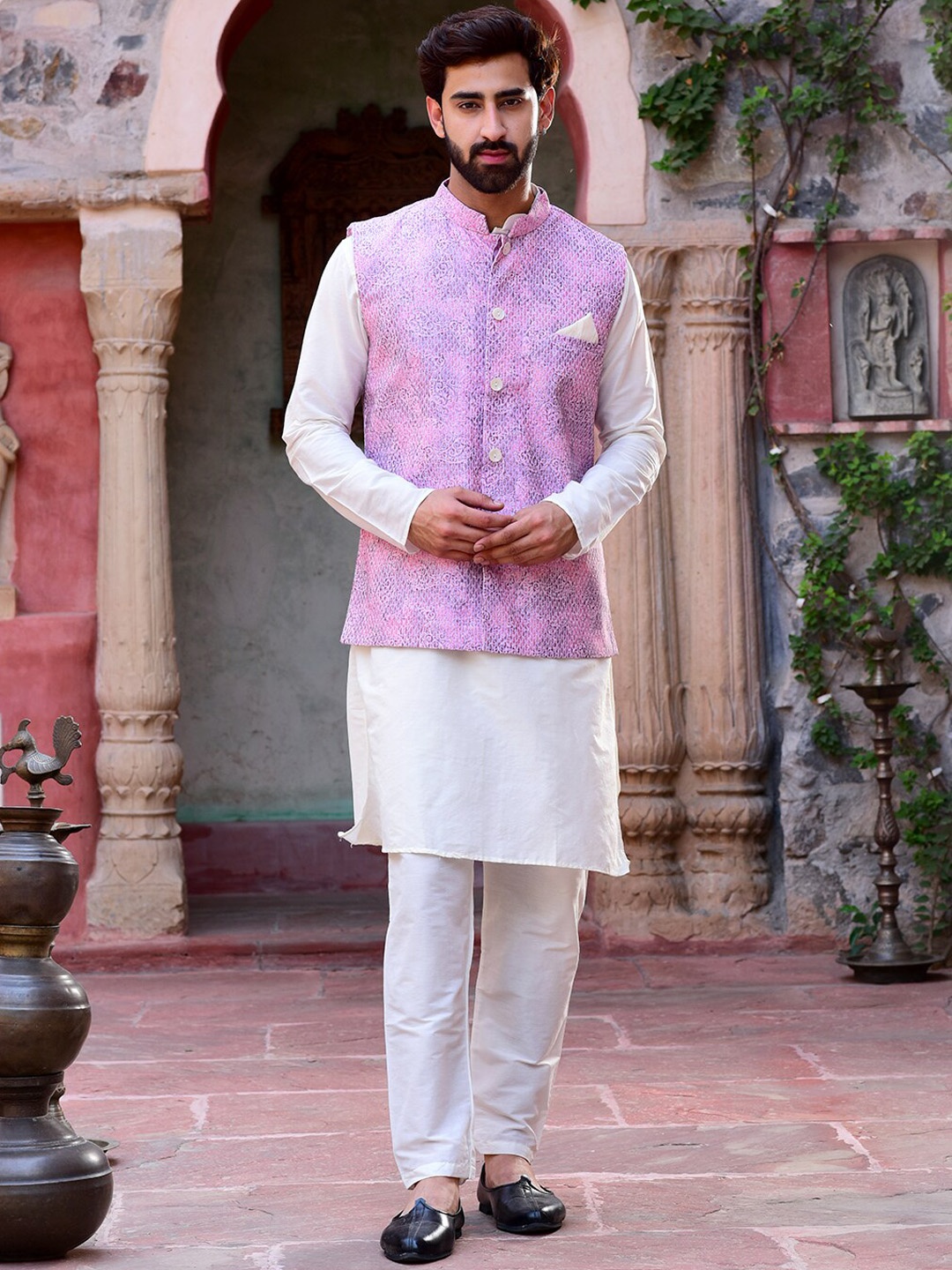 

HOUSE OF DEYANN Mandarin Collar Thread Work Regular Kurta & Pyjamas With Nehru jacket, Pink