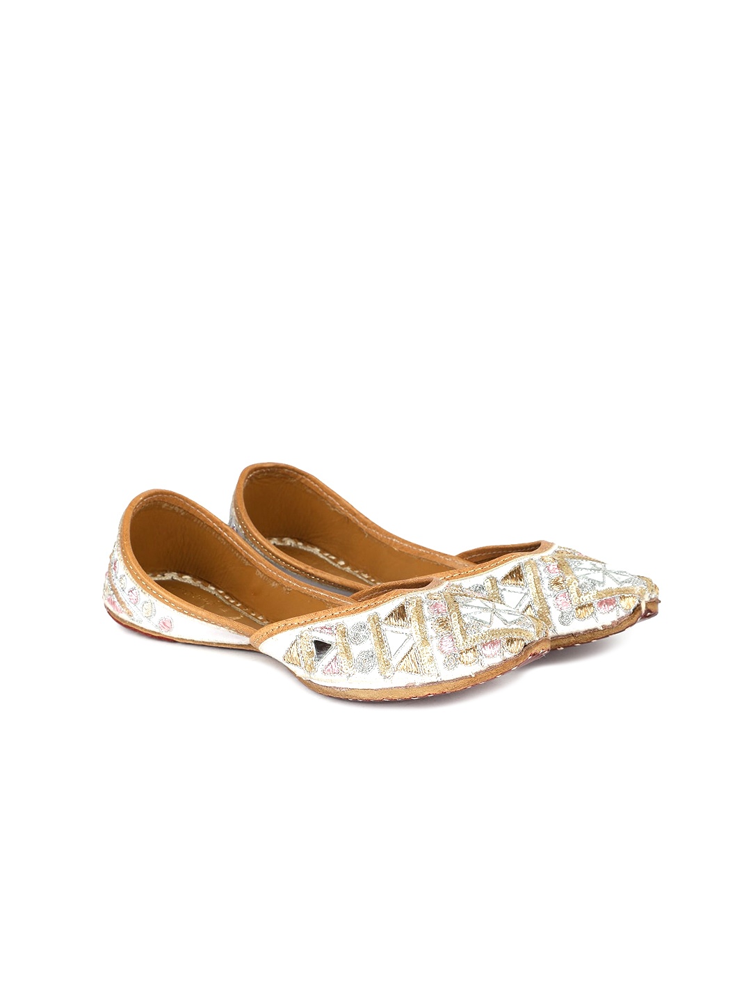 

The Desi Dulhan Embellished Ethnic Mojaris, White