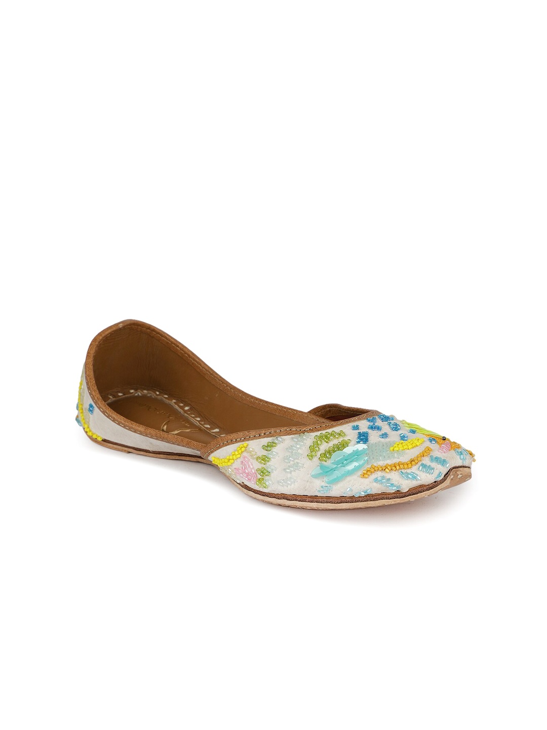 

The Desi Dulhan Embellished Ethnic Mojaris, White