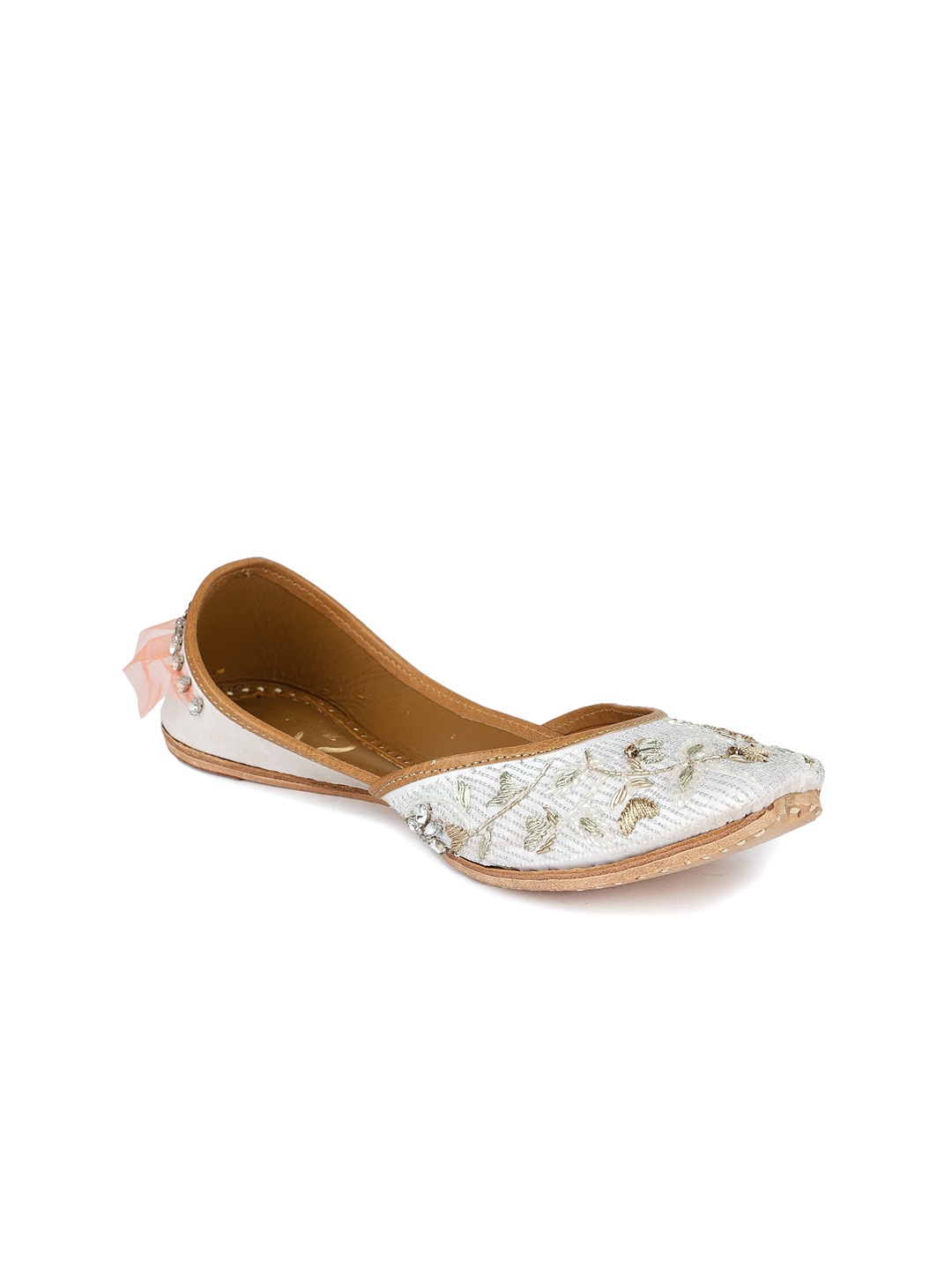 

The Desi Dulhan Embellished Ethnic Mojaris, White