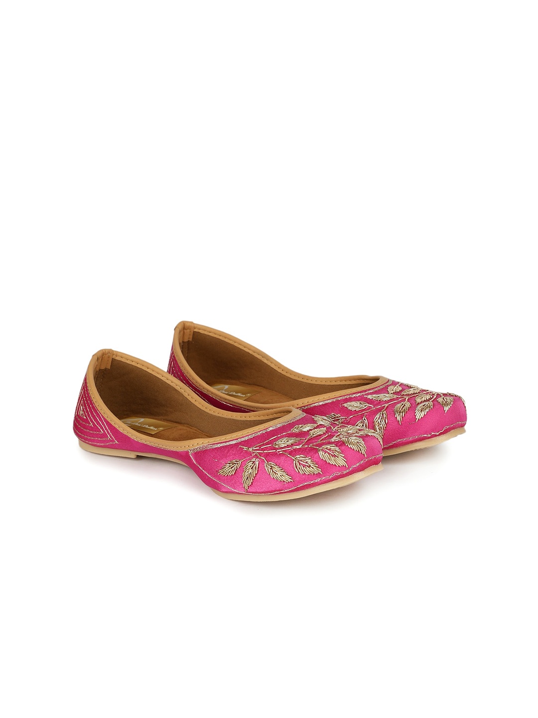 

The Desi Dulhan Embellished Ethnic Mojaris, Magenta