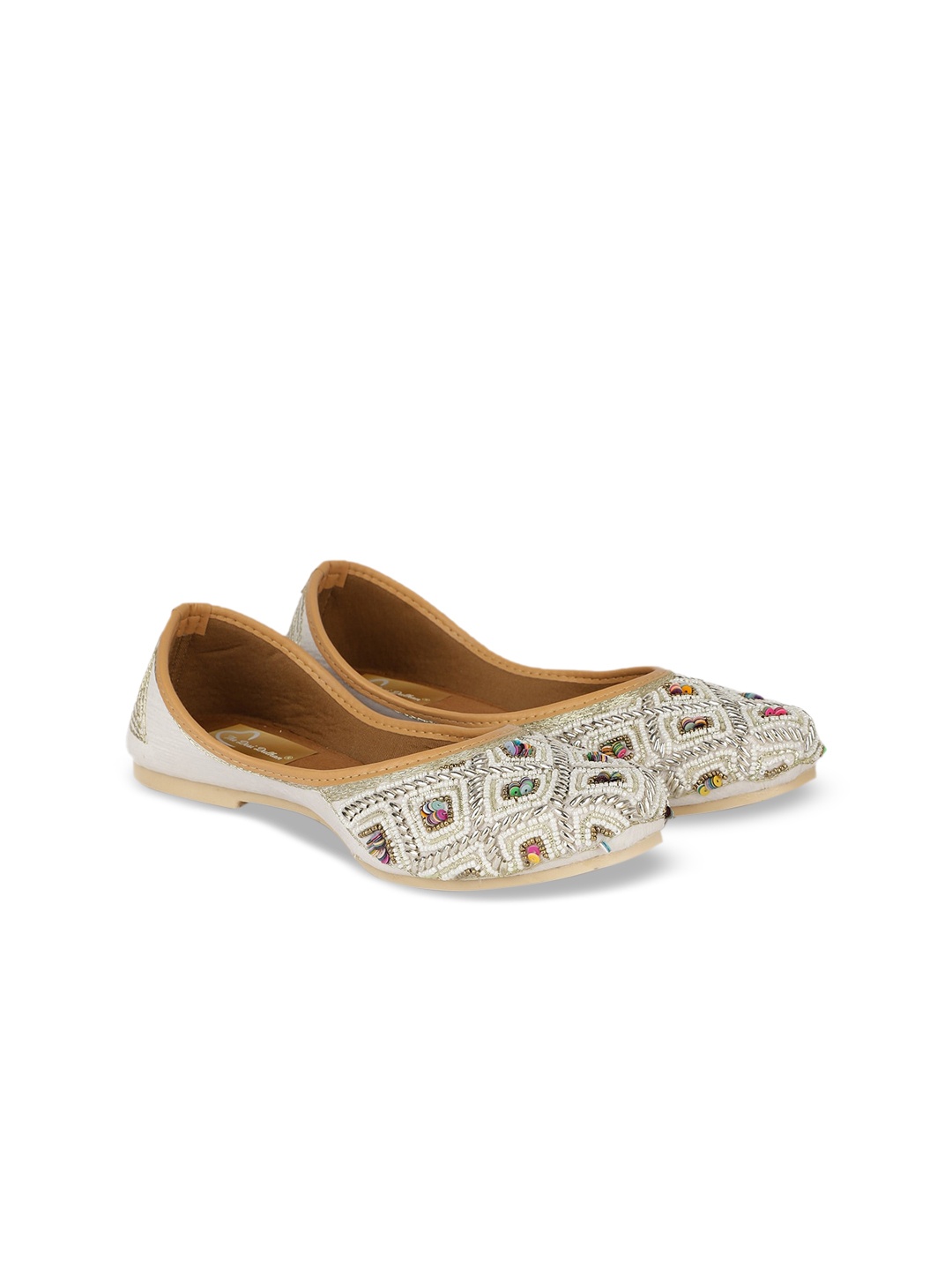 

The Desi Dulhan Embellished Ethnic Mojaris, White