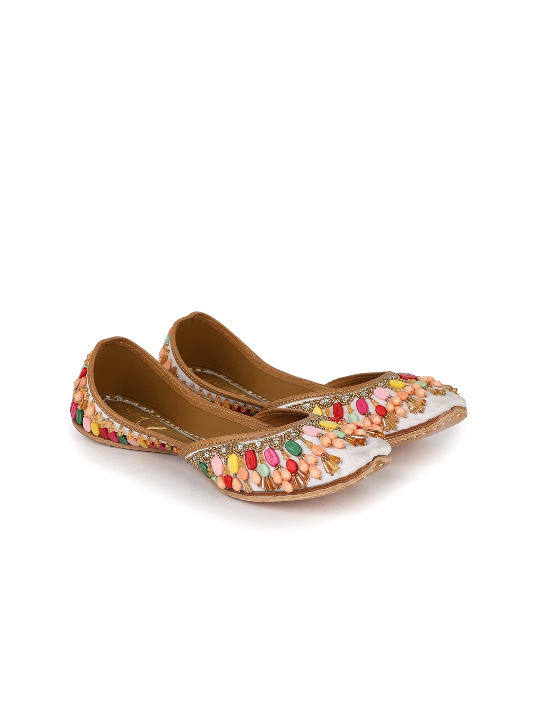

The Desi Dulhan Embellished Ethnic Mojaris, White