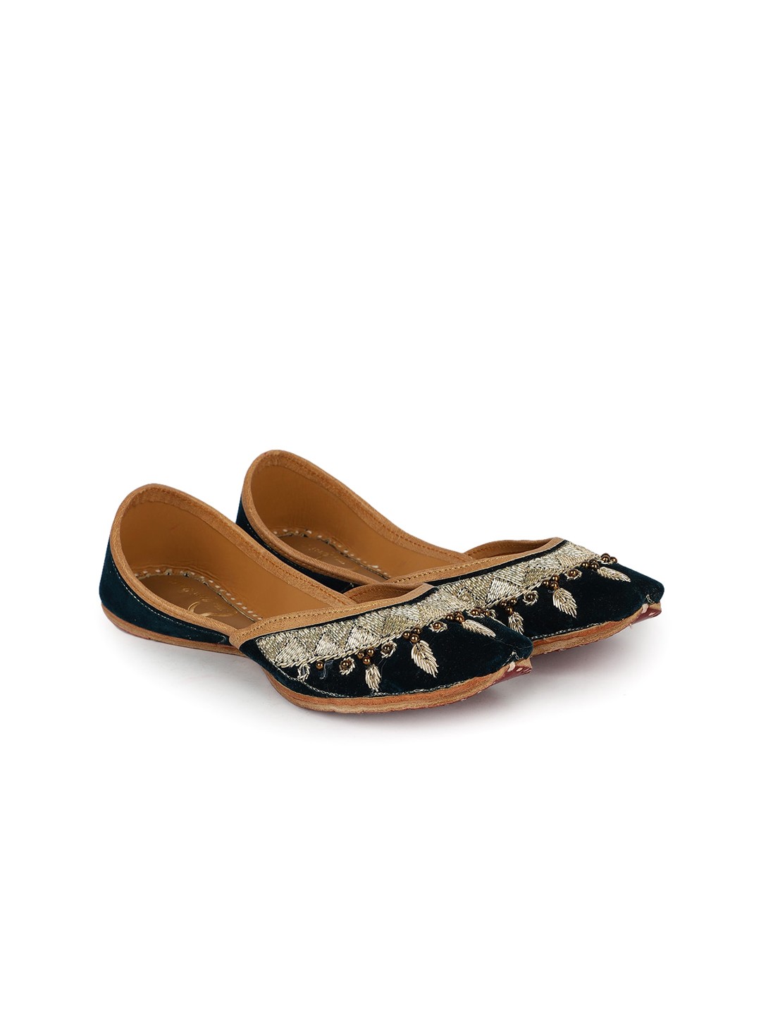 

The Desi Dulhan Embellished Velvet Ethnic Mojaris, Green