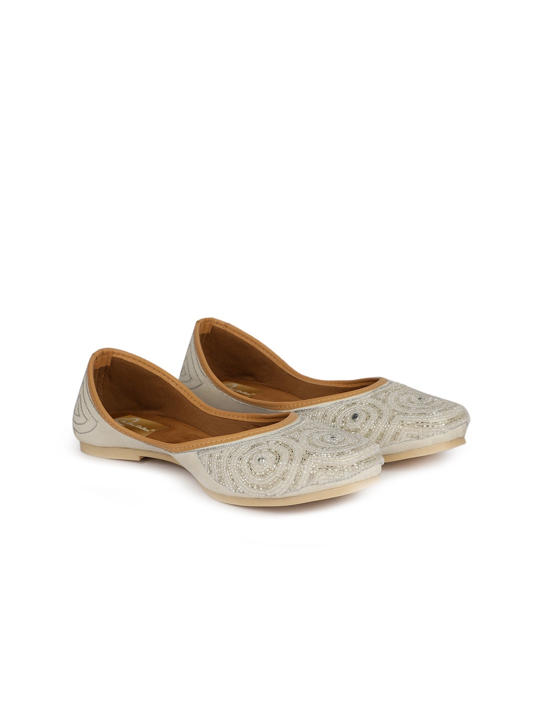 

The Desi Dulhan Ethnic Embroidered Mojaris, White