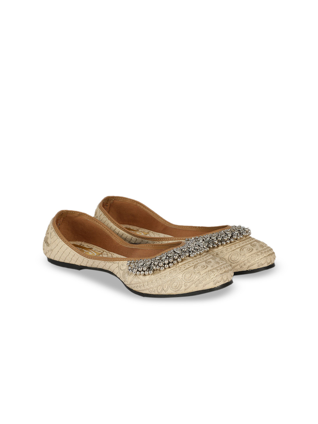 

The Desi Dulhan Ethnic Embroidered Mojaris, Cream