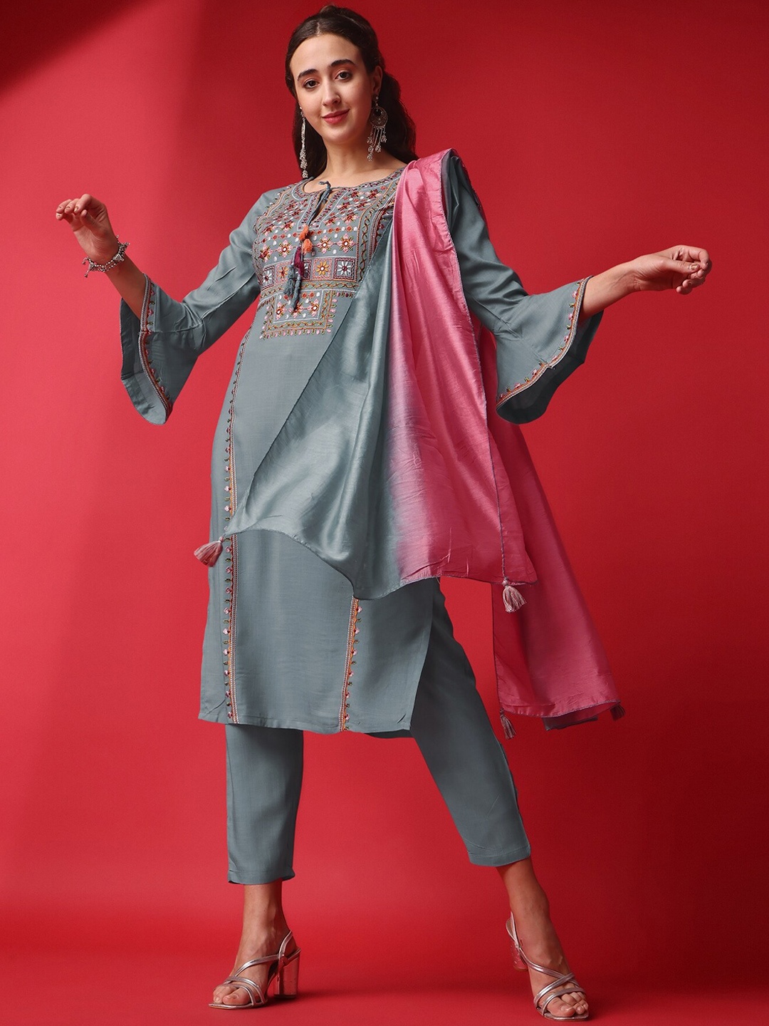 

Navlik Floral Embroidered Regular Thread Work Kurta With Trousers & Dupatta, Grey