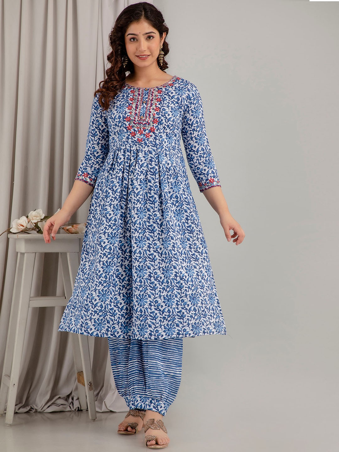 

Mialo fashion Ethnic Motif Embroidered Kurta with Patiala, Blue