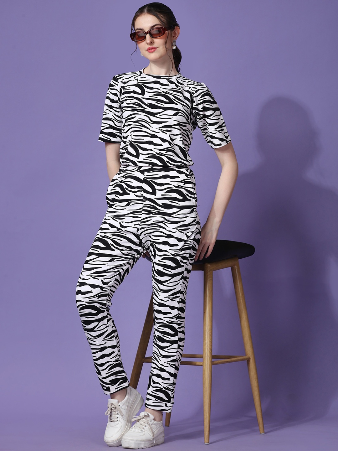 

SHEETAL Associates Printed T-Shirt With Joggers Co-Ords, White