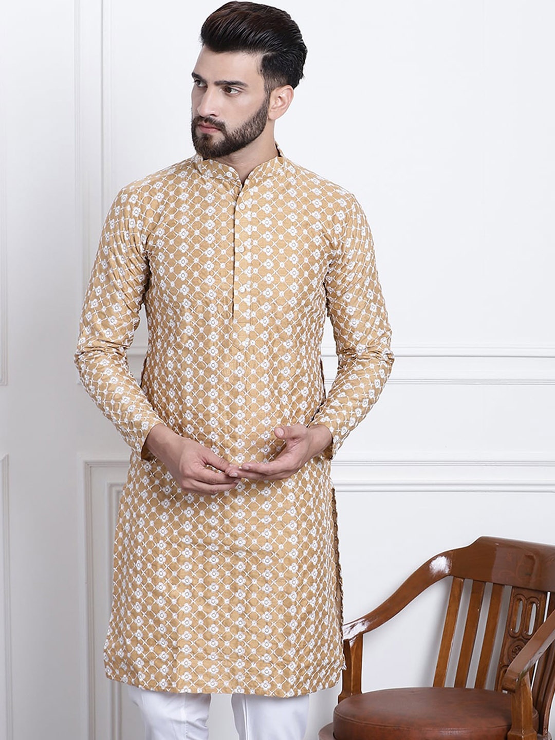 

SOJANYA Floral Embroidered Thread Work Straight Kurta, Gold