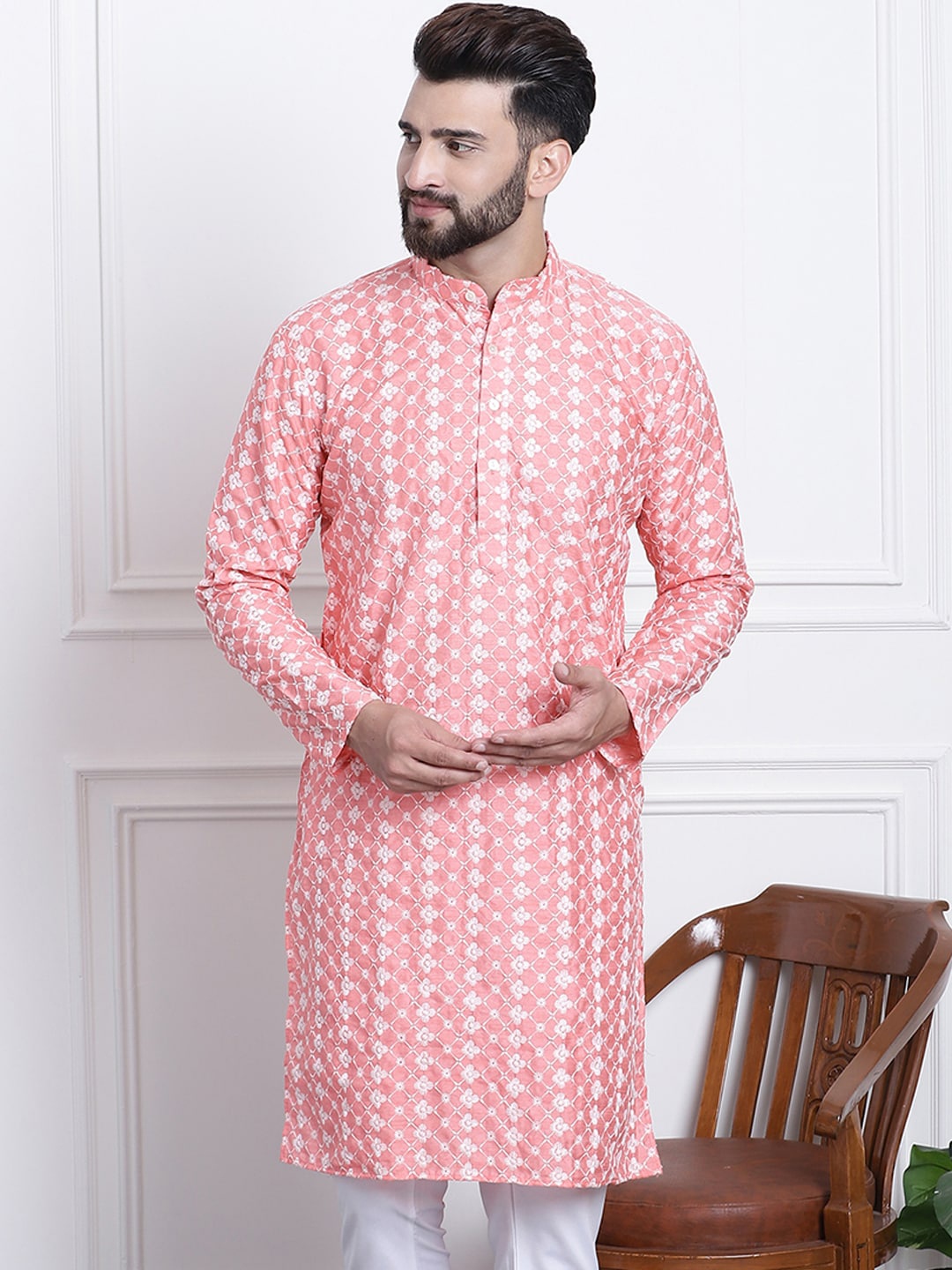 

SOJANYA Floral Embroidered Thread Work Straight Kurta, Pink