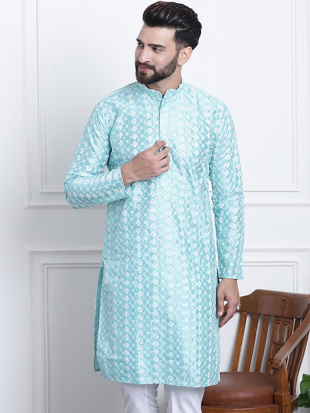 

SOJANYA Floral Embroidered Thread Work Straight Kurta, Blue