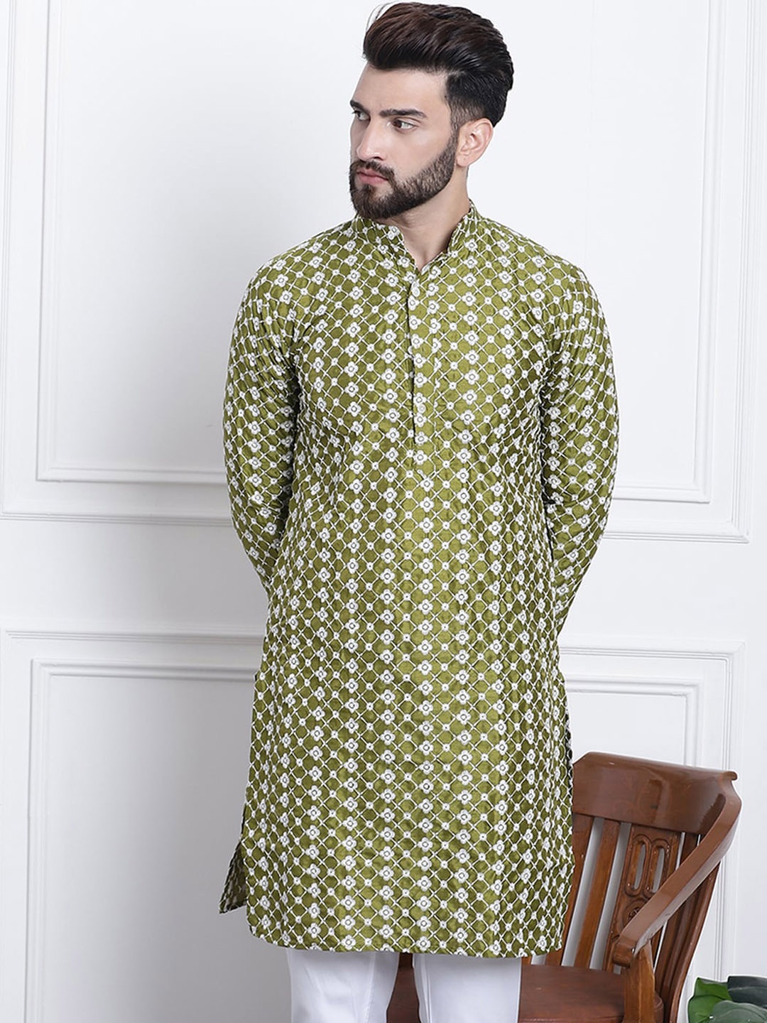 

SOJANYA Floral Embroidered Thread Work Straight Kurta, Green