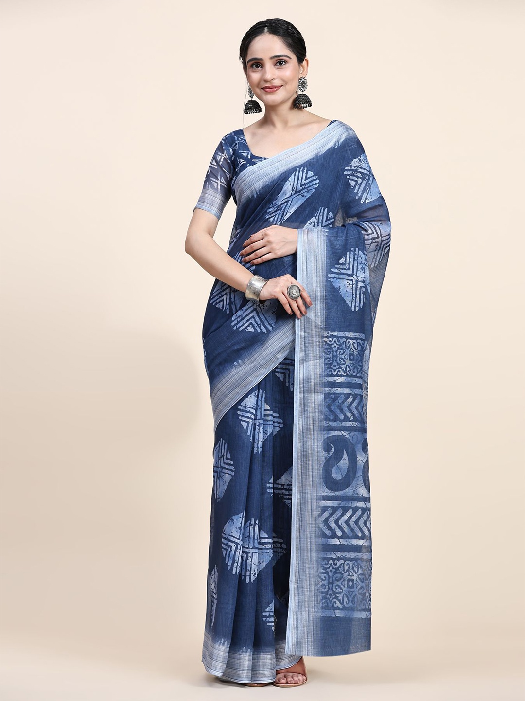 

RACHNA Batik Printed Zari Linen Blend Saree, Blue