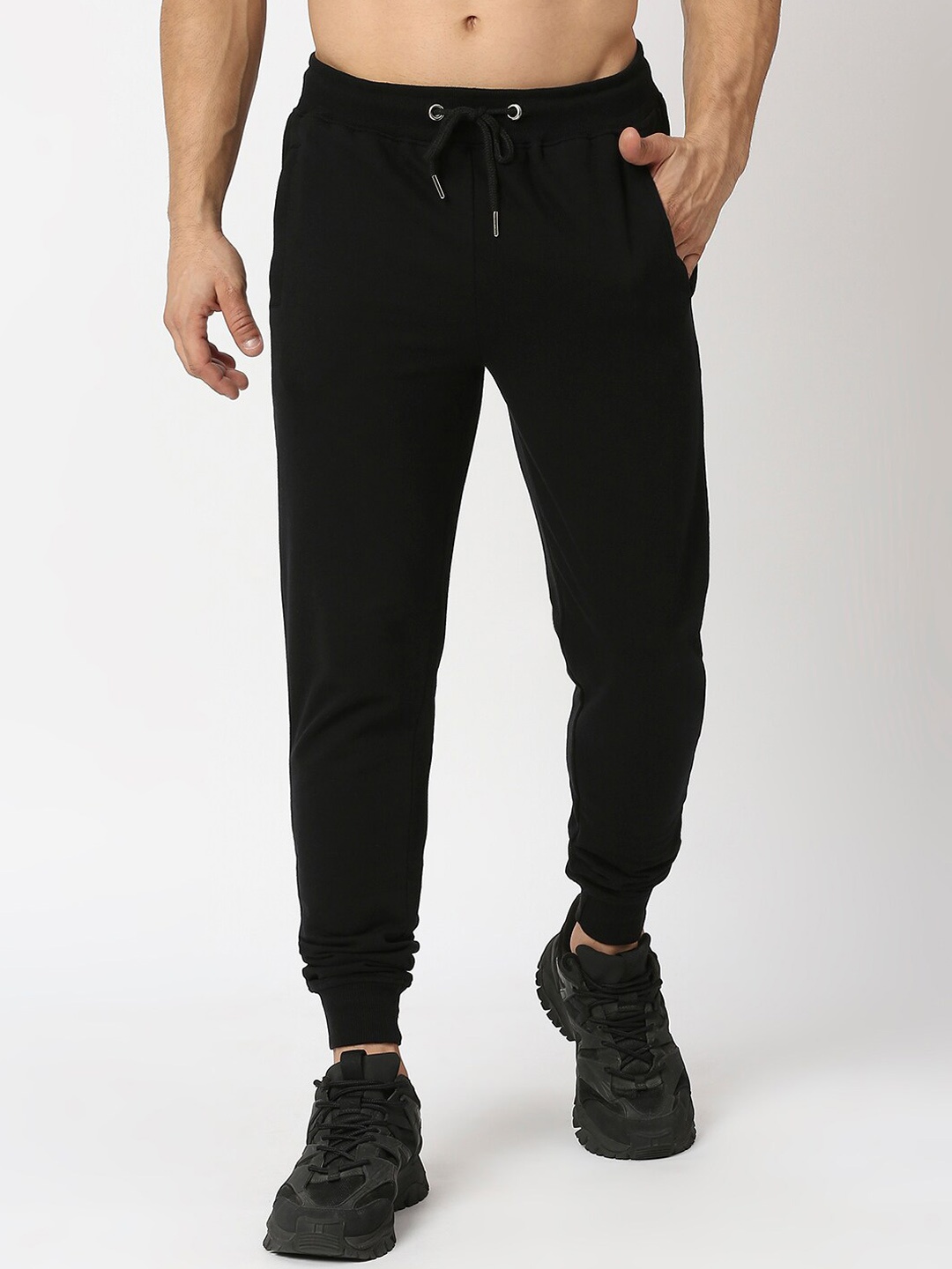 

THE DAILY OUTFITS Men Mid-Rise Cotton Joggers, Black