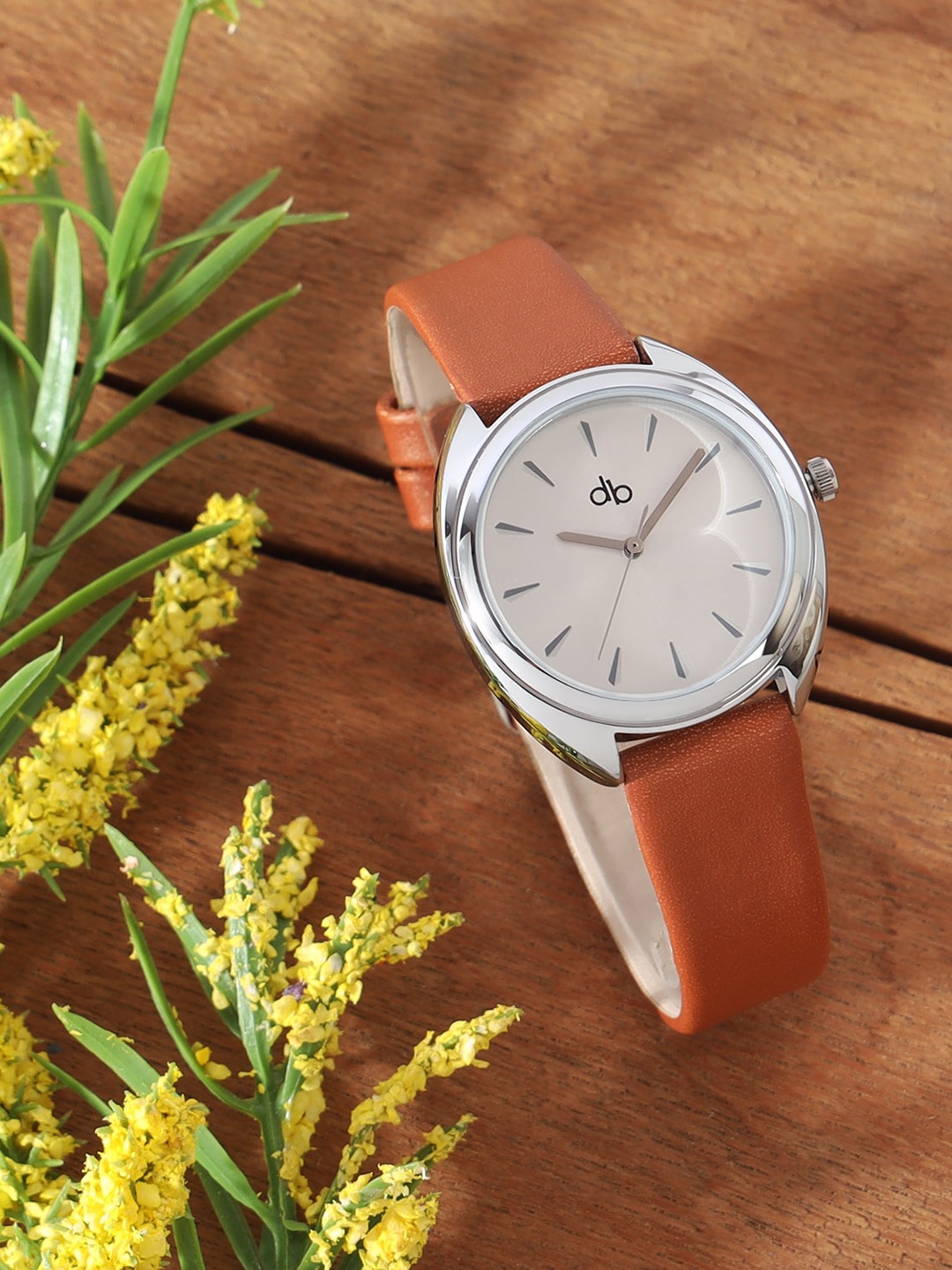 

DressBerry Women Silver-Toned Dial & Brown Leather Straps Analogue Watch DB0006H