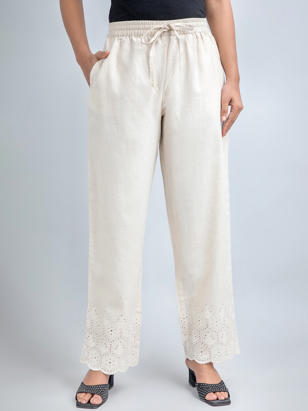 

SUTI Women Mid-Rise Loose Fit Trousers, Cream