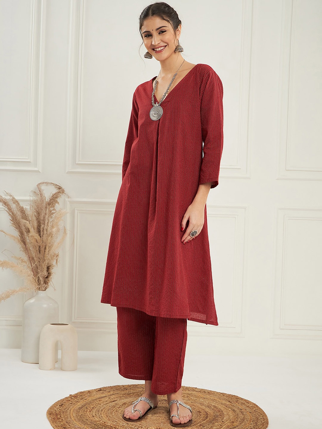

InWeave Maroon & White Embroidered Kantha Work Pure Cotton Kurta With Trousers