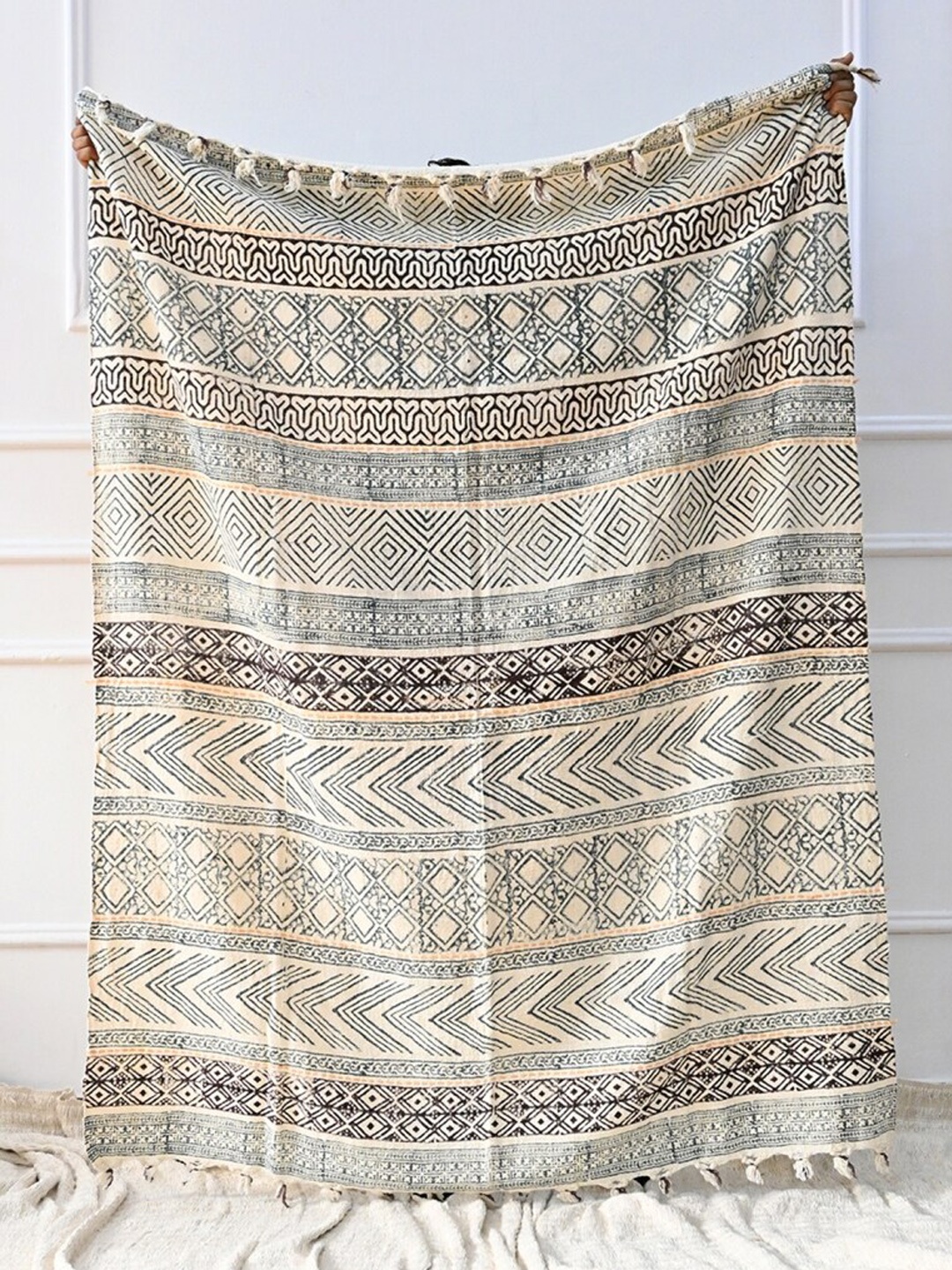 

Art Avenue Tribes Grey & Beige Printed Cotton Throw