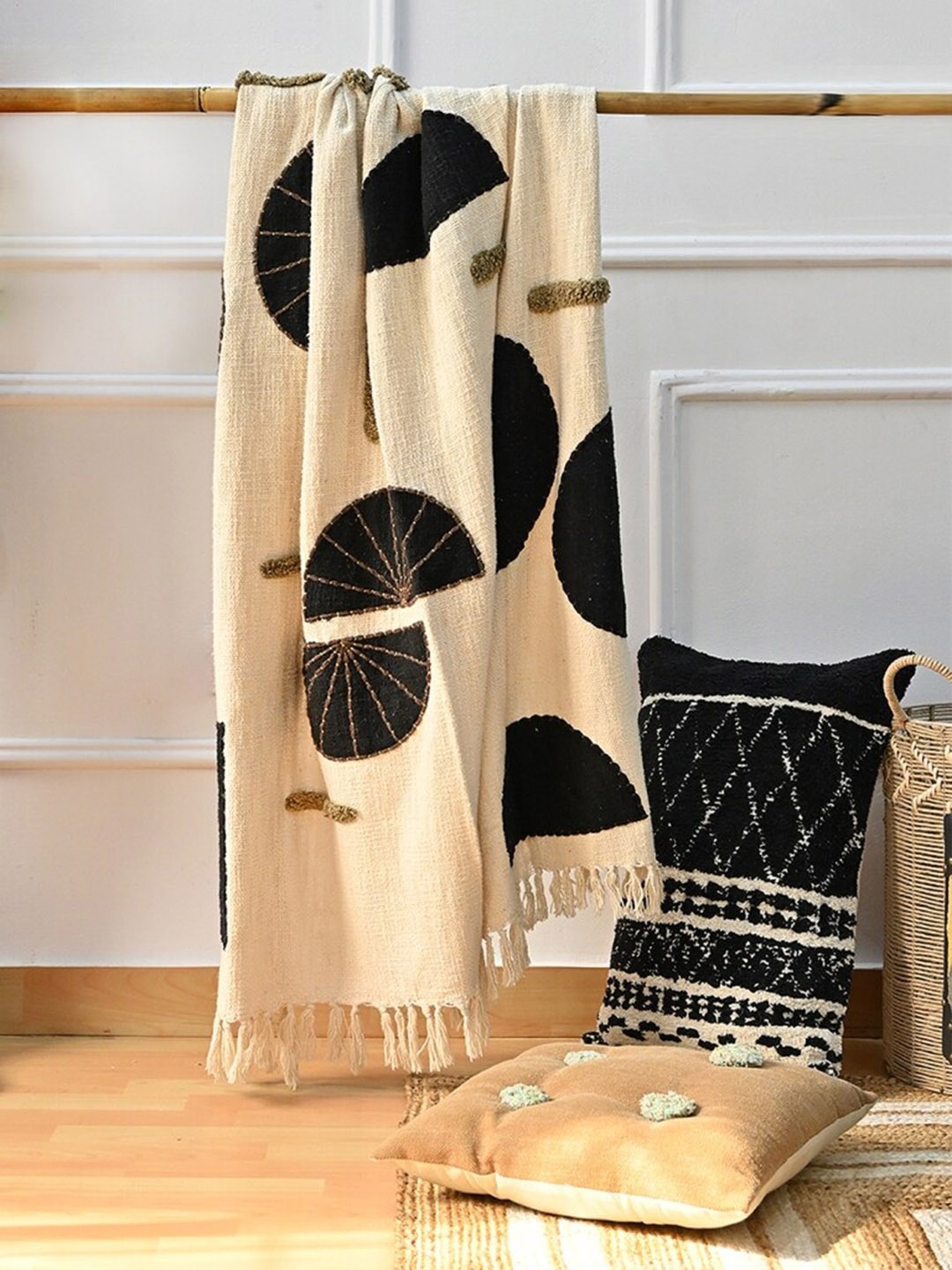 

Art Avenue Taisiya Black Printed Cotton Throw