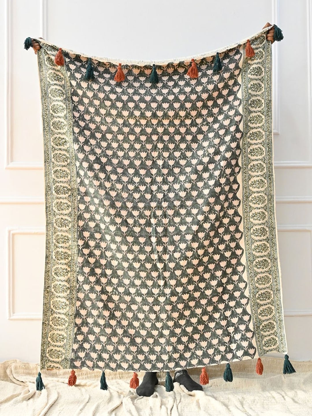 

Art Avenue Green Printed Cotton Rectangular Throw