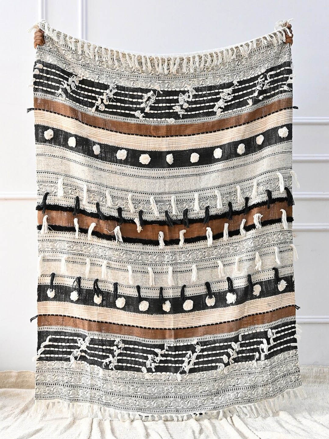 

Art Avenue Black & Grey Printed Cotton Rectangular Throw
