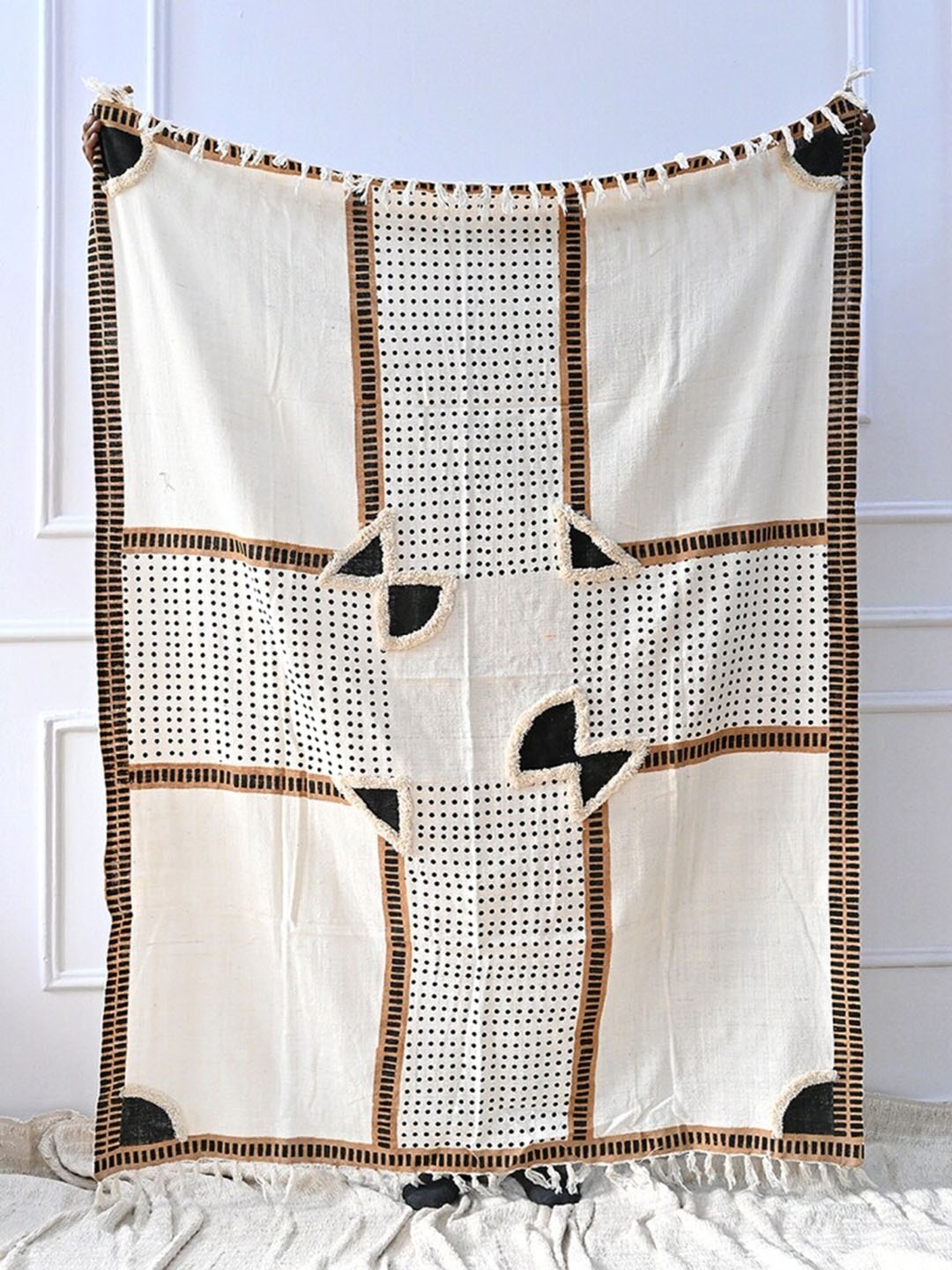 

Art Avenue Polka Dot Beige & Black Printed Cotton Rectangular Throw