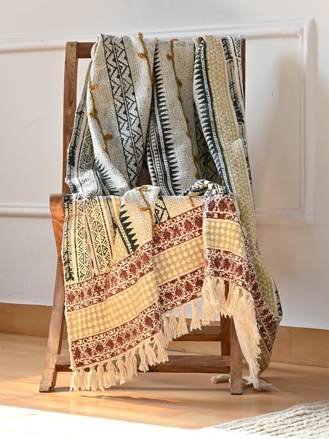 

Art Avenue Off White & Grey Printed Cotton Rectangular Throw