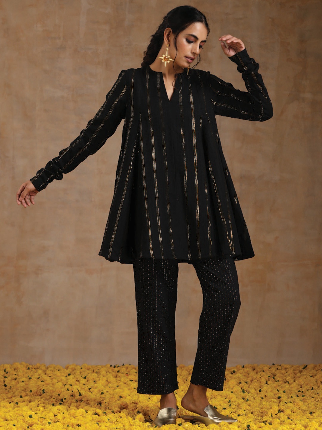 

trueBrowns Women Black Printed Regular Kurta with Trousers
