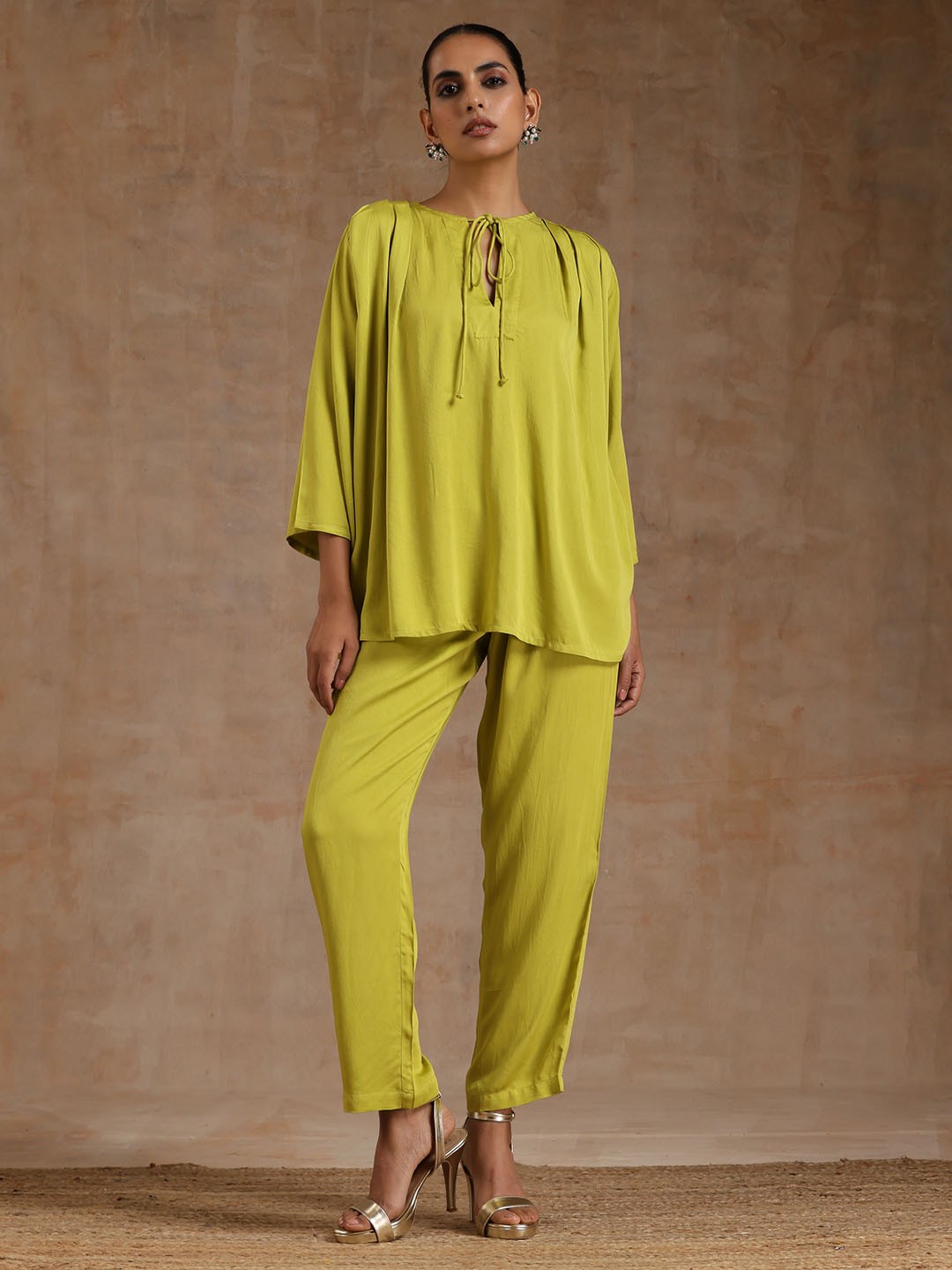 

trueBrowns Tie Up Neckline Shoulder Pleated Short Co-Ords, Green