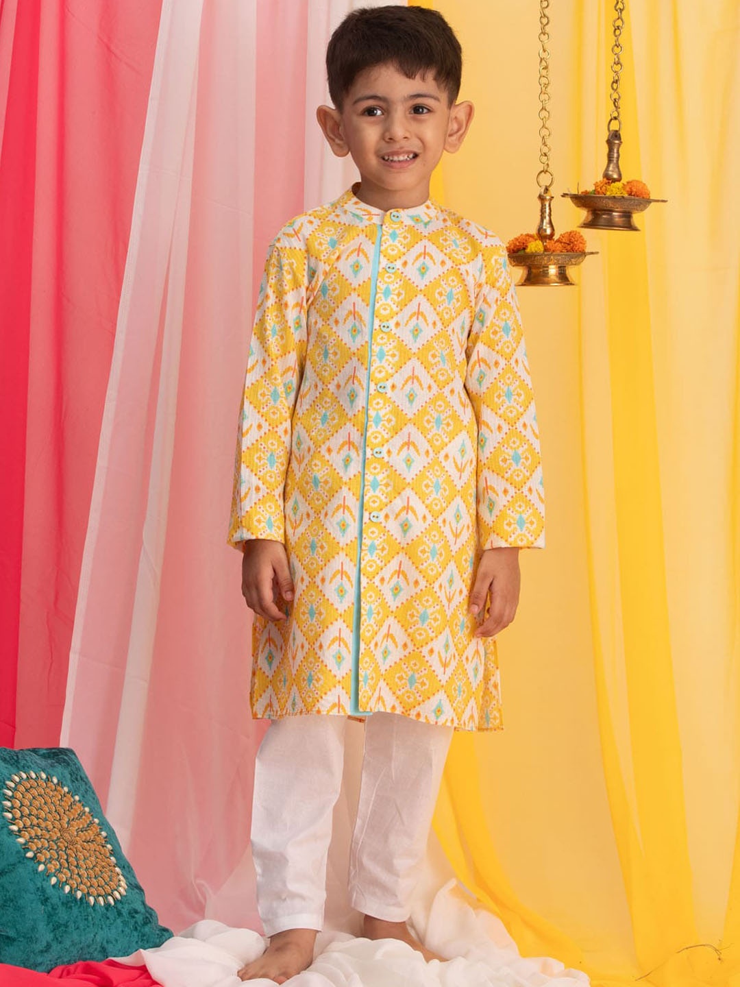 

VASTRAMAY Boys Ethnic Motifs Printed Regular Ikat Kurta With Pyjamas, Yellow