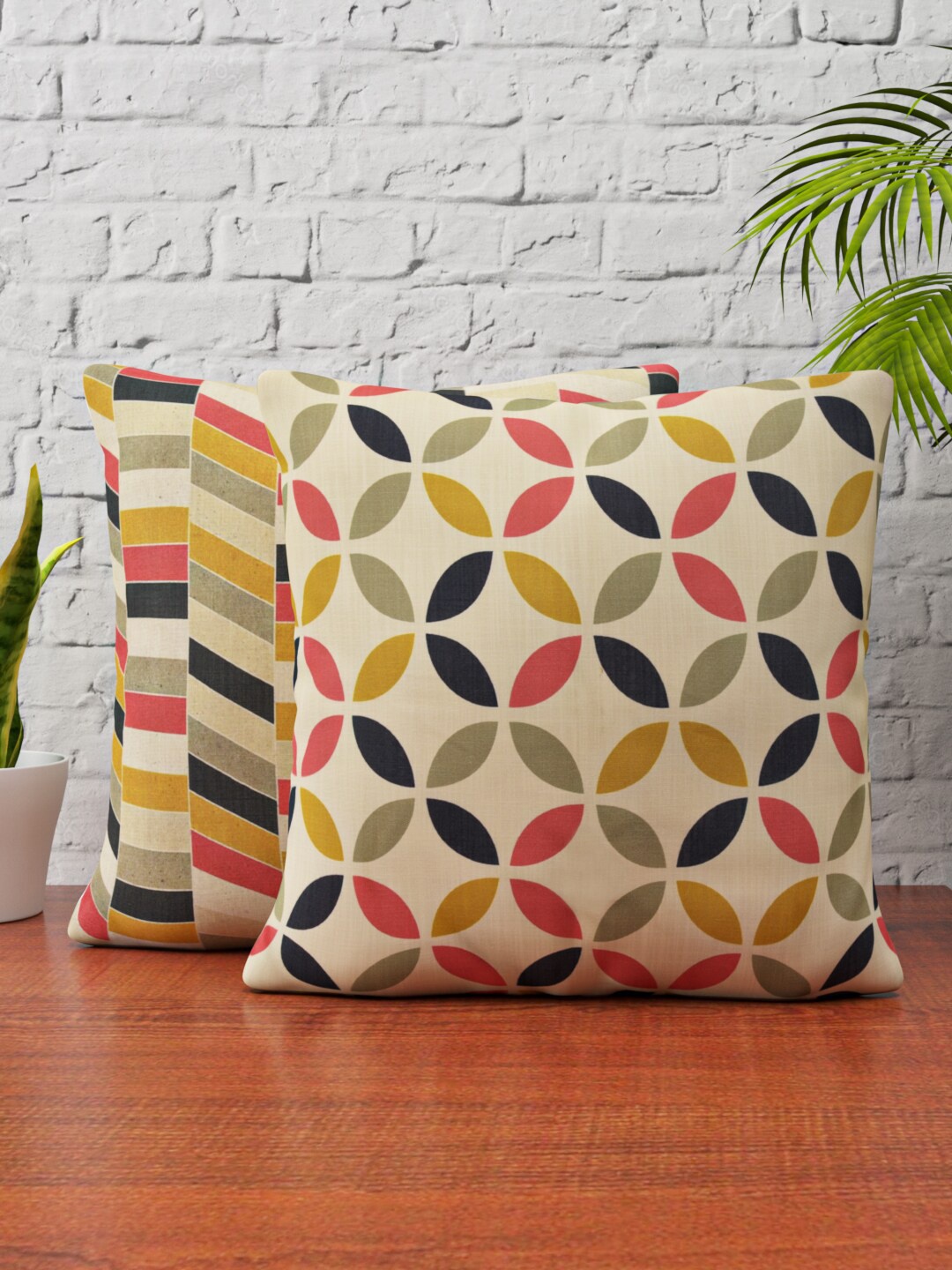 

HERE&NOW Cream-Coloured & Red 2 Pieces Abstract Square Cushion Covers