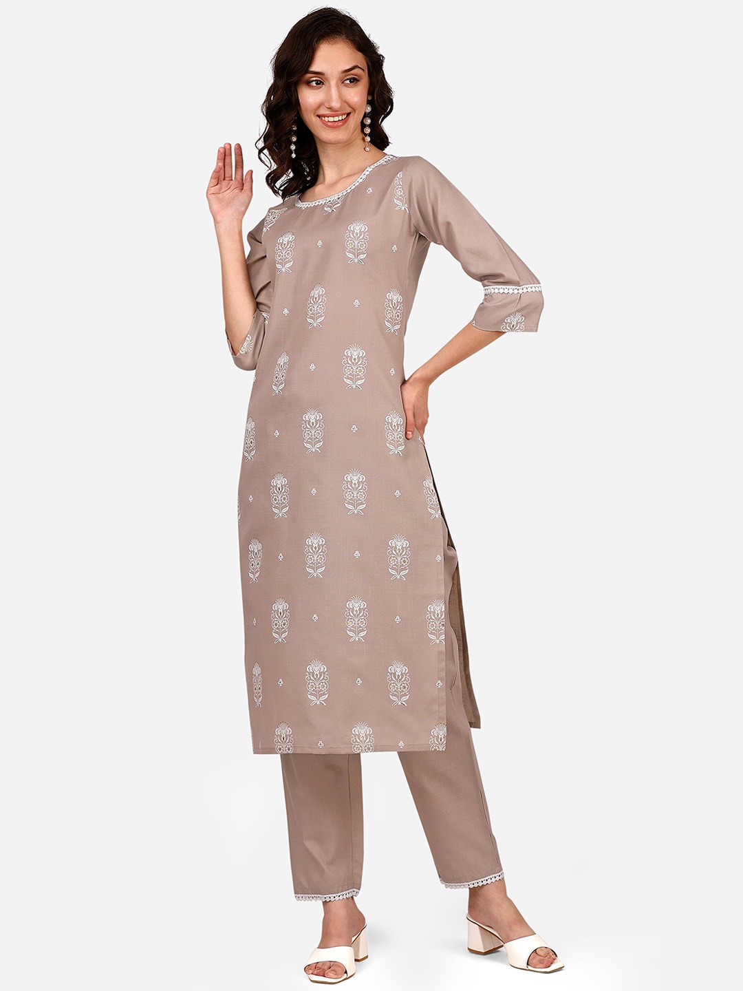 

STYLE SAMSARA Floral Printed Kurta With Trousers, Beige