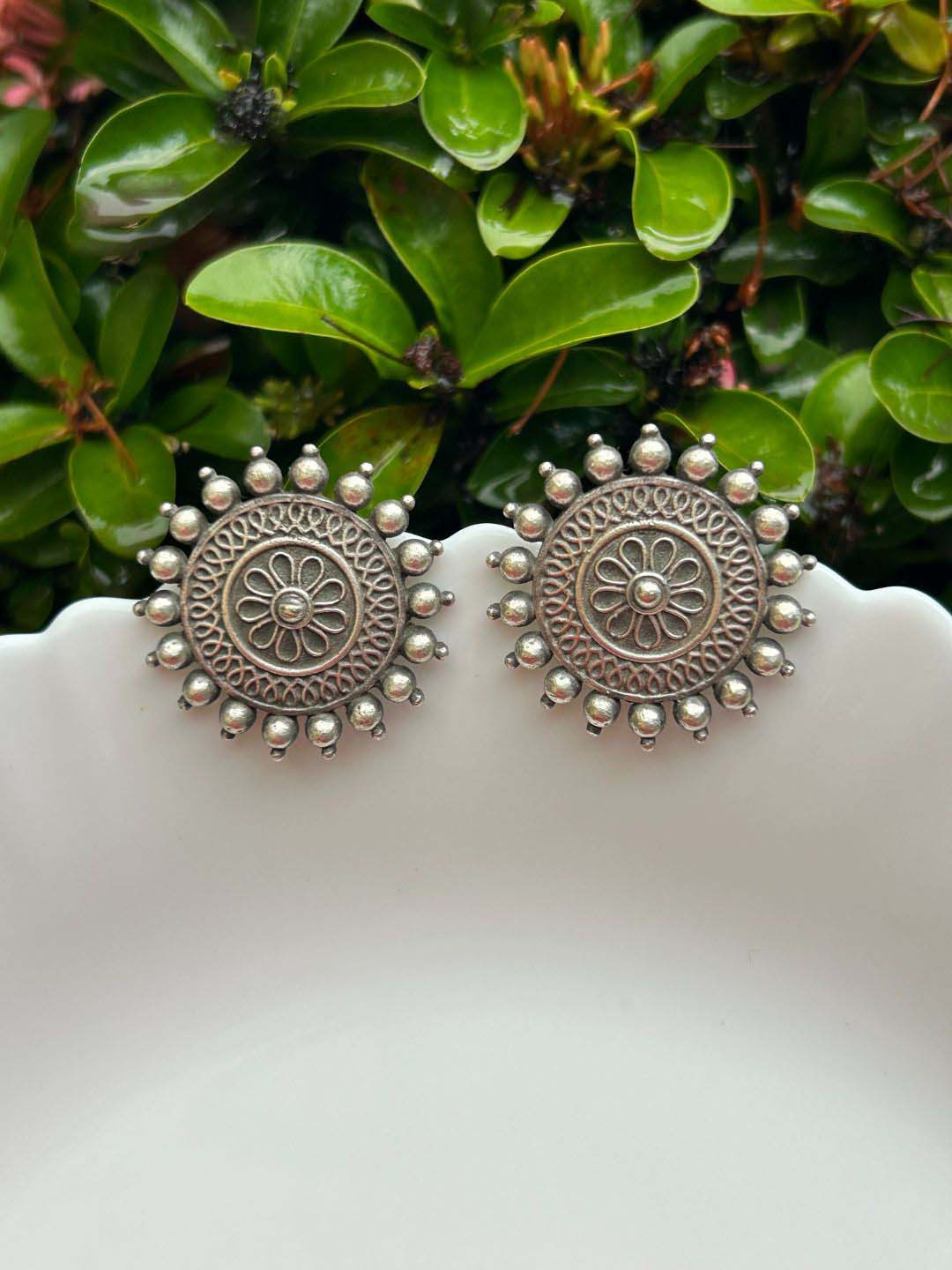 

LAIDA Silver-Plated Oxidised Circular Studs