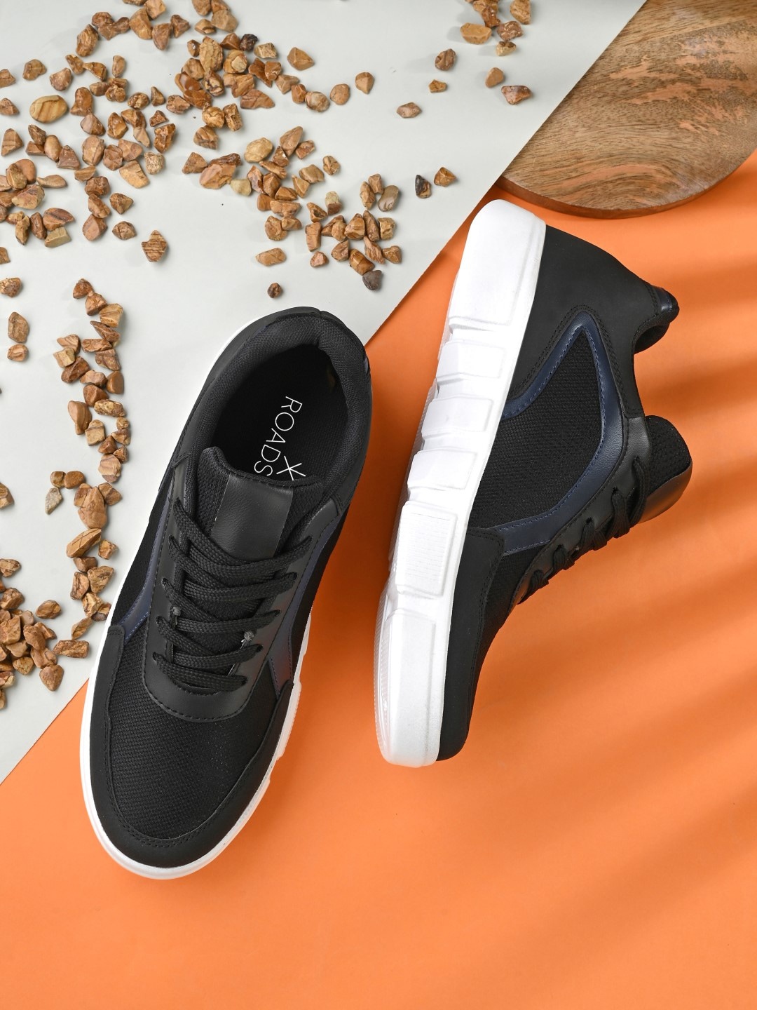 

The Roadster Lifestyle Co. Men Black Textured Lightweight Comfort Insole Sneakers