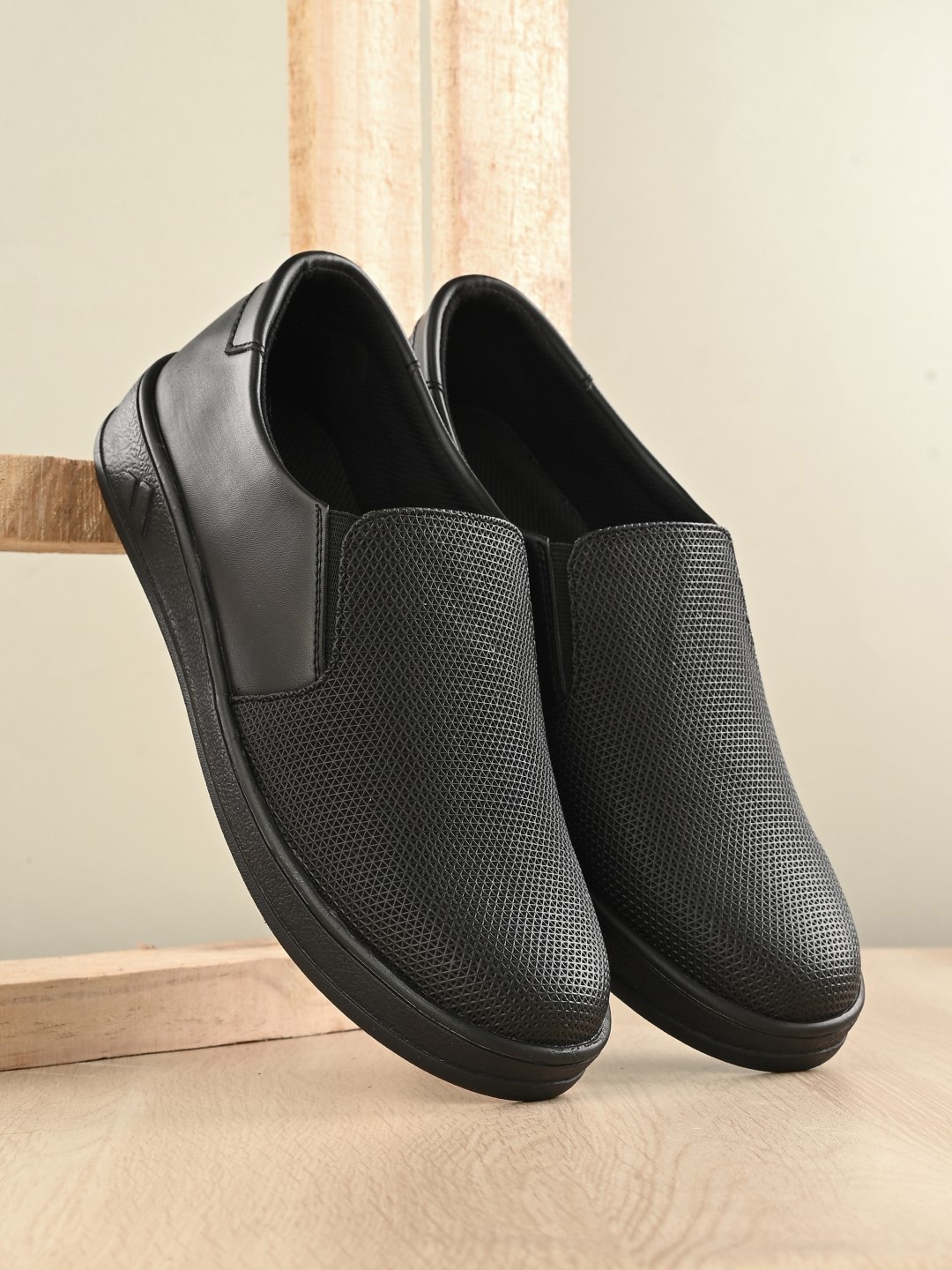 

The Roadster Lifestyle Co. Men Black Textured Lightweight Slip On Sneakers