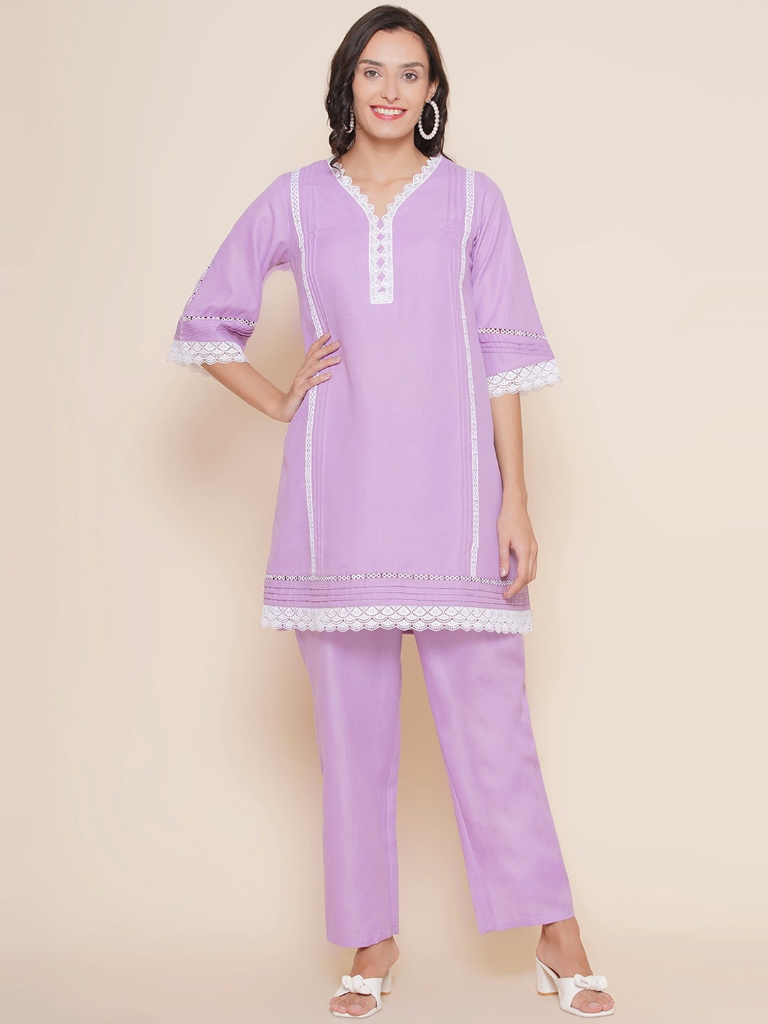 

Bhama Couture V-Neck Straight Kurta With Trouers, Purple